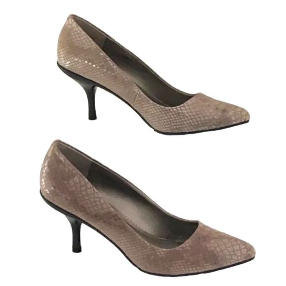Kenneth Cole Reaction Hill Top Pump in Faux Snake Taupe - Size 8 - Picture 3 of 12